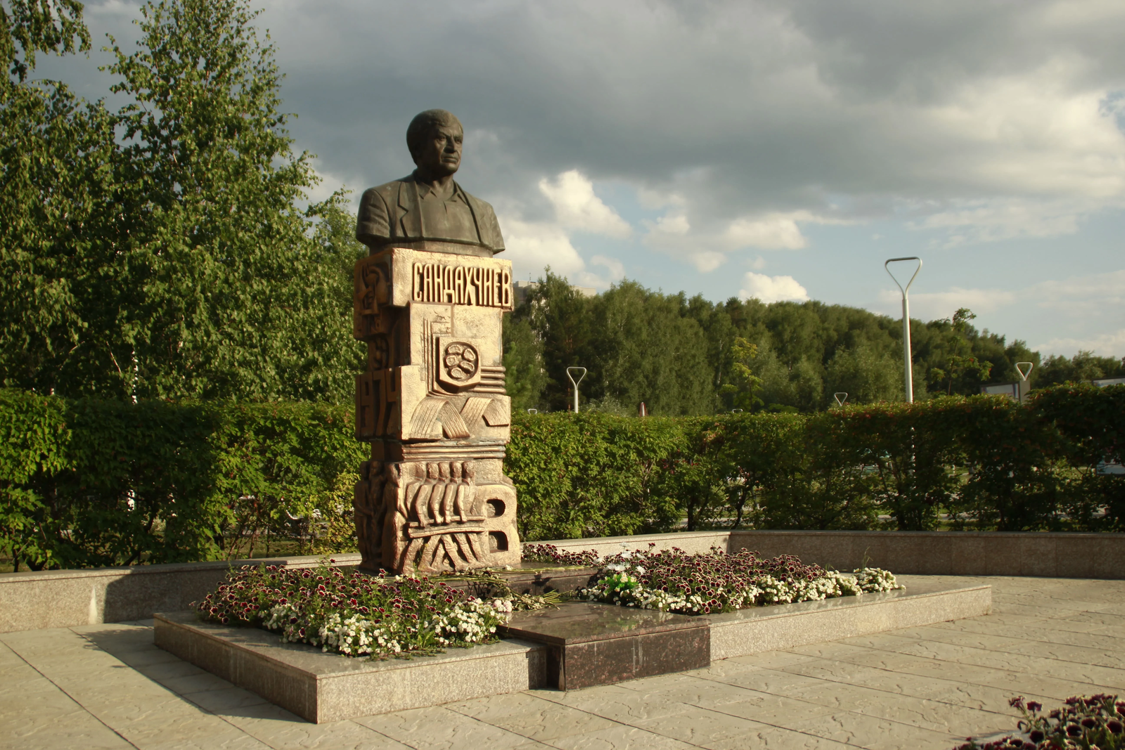 Памятник Льву Сандахчиеву в Кольцово